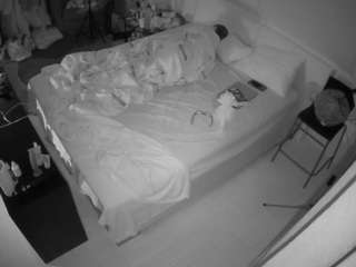 voyeurcam-julmodels-whitebed-2 webcam
