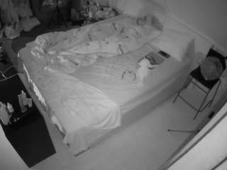 voyeurcam-julmodels-whitebed-2 webcam