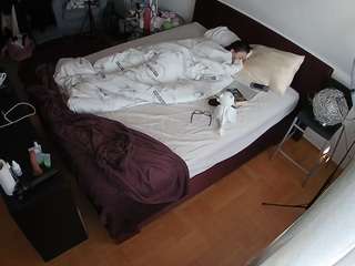 voyeurcam-julmodels-whitebed-2 webcam