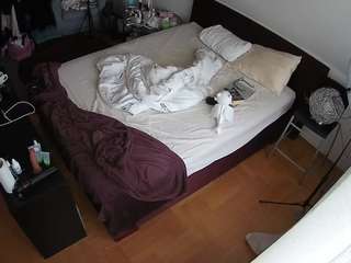 voyeurcam-julmodels-whitebed-2 live cam profile