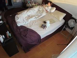voyeurcam-julmodels-whitebed-2