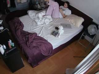 voyeurcam-julmodels-whitebed-2 webcam