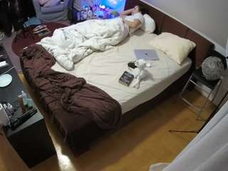 voyeurcam-julmodels-whitebed-2