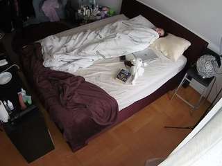 voyeurcam-julmodels-whitebed-2 Brown live webcam