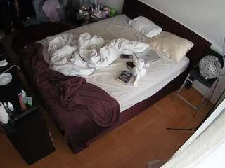 voyeurcam-julmodels-whitebed-2 webcam