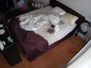 voyeurcam-julmodels-whitebed-2 webcam