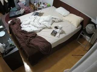 voyeurcam-julmodels-whitebed-2