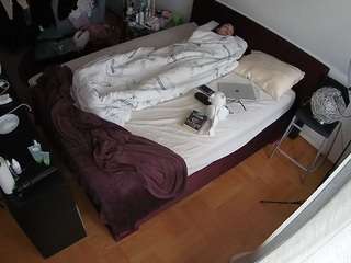 voyeurcam-julmodels-whitebed-2