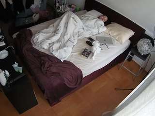voyeurcam-julmodels-whitebed-2 webcam