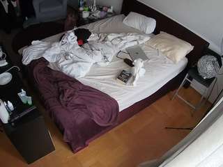 voyeurcam-julmodels-whitebed-2