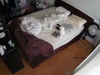 voyeurcam-julmodels-whitebed-2