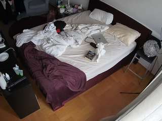 voyeurcam-julmodels-whitebed-2