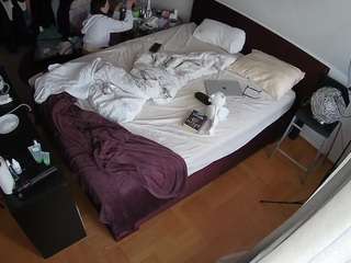 voyeurcam-julmodels-whitebed-2 webcam