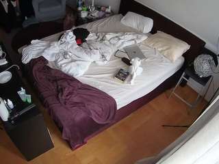 voyeurcam-julmodels-whitebed-2