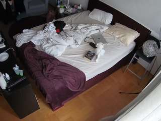 voyeurcam-julmodels-whitebed-2