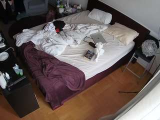 voyeurcam-julmodels-whitebed-2