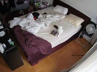 voyeurcam-julmodels-whitebed-2 webcam