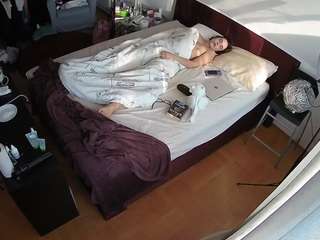 voyeurcam-julmodels-whitebed-2