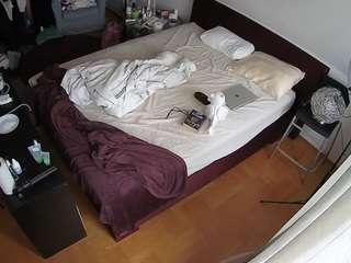voyeurcam-julmodels-whitebed-2