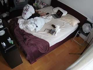 voyeurcam-julmodels-whitebed-2 webcam