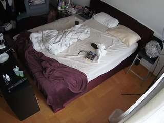 voyeurcam-julmodels-whitebed-2