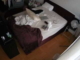 voyeurcam-julmodels-whitebed-2 webcam