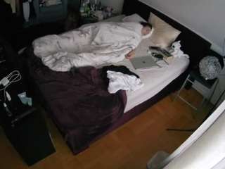 voyeurcam-julmodels-whitebed-2