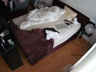 voyeurcam-julmodels-whitebed-2