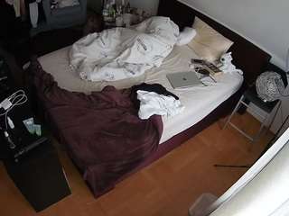 voyeurcam-julmodels-whitebed-2 webcam