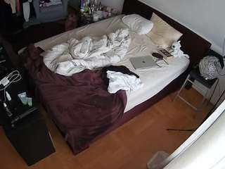 voyeurcam-julmodels-whitebed-2