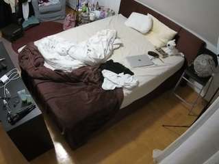 voyeurcam-julmodels-whitebed-2