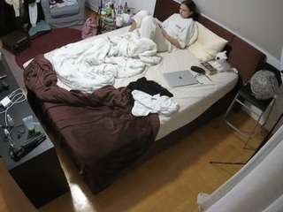 voyeurcam-julmodels-whitebed-2 webcam