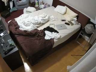 voyeurcam-julmodels-whitebed-2 webcam