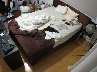 voyeurcam-julmodels-whitebed-2 webcam