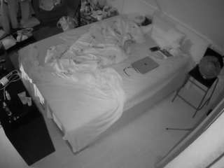 voyeurcam-julmodels-whitebed-2