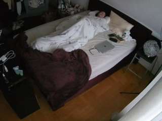 voyeurcam-julmodels-whitebed-2 webcam