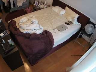 voyeurcam-julmodels-whitebed-2 webcam