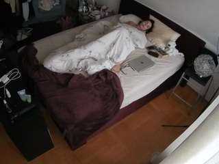 voyeurcam-julmodels-whitebed-2 webcam