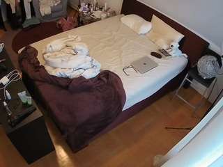 voyeurcam-julmodels-whitebed-2