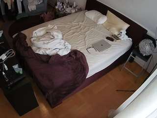voyeurcam-julmodels-whitebed-2 webcam