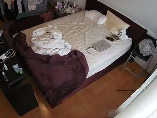 voyeurcam-julmodels-whitebed-2 webcam
