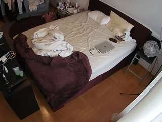 voyeurcam-julmodels-whitebed-2 webcam