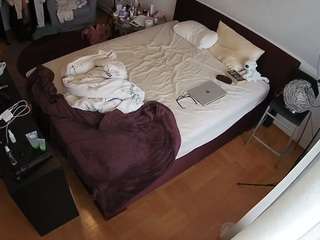 voyeurcam-julmodels-whitebed-2 webcam