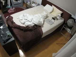 voyeurcam-julmodels-whitebed-2