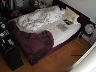 voyeurcam-julmodels-whitebed-2 webcam
