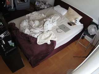 voyeurcam-julmodels-whitebed-2 webcam