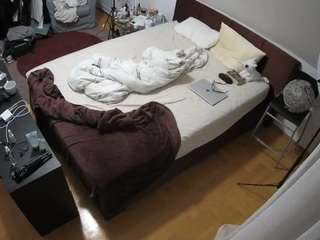 voyeurcam-julmodels-whitebed-2