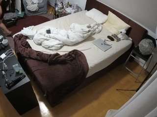 voyeurcam-julmodels-whitebed-2 webcam