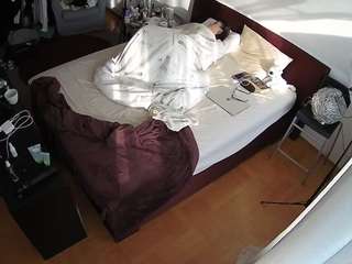 voyeurcam-julmodels-whitebed-2