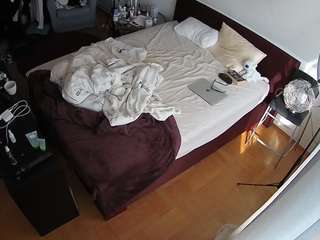 voyeurcam-julmodels-whitebed-2's CamSoda show and profile